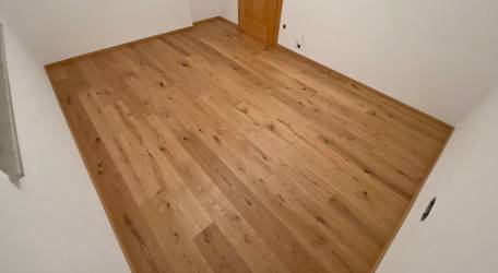 Endergebnis - fertig montierter Weitzer-Parkett (Eiche, wild, gefast, geb. PA+) darunter befindet sich die Fl&auml;chenheizung