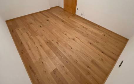 Endergebnis - fertig montierter Weitzer-Parkett (Eiche, wild, gefast, geb. PA+) darunter befindet sich die Fl&auml;chenheizung