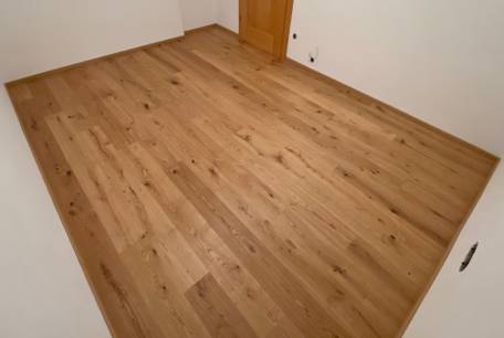 Endergebnis - fertig montierter Weitzer-Parkett (Eiche, wild, gefast, geb. PA+) darunter befindet sich die Fl&auml;chenheizung