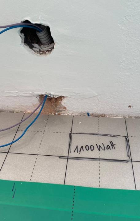 Detail Kabelanschluss &uuml;ber Unterputzdose zu Thermostat